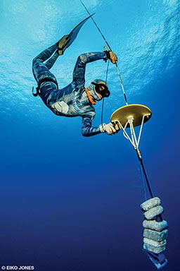 A female freediver is practicing her turnarounds