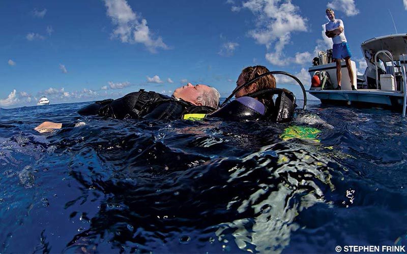 Woman tows an unconscious diver