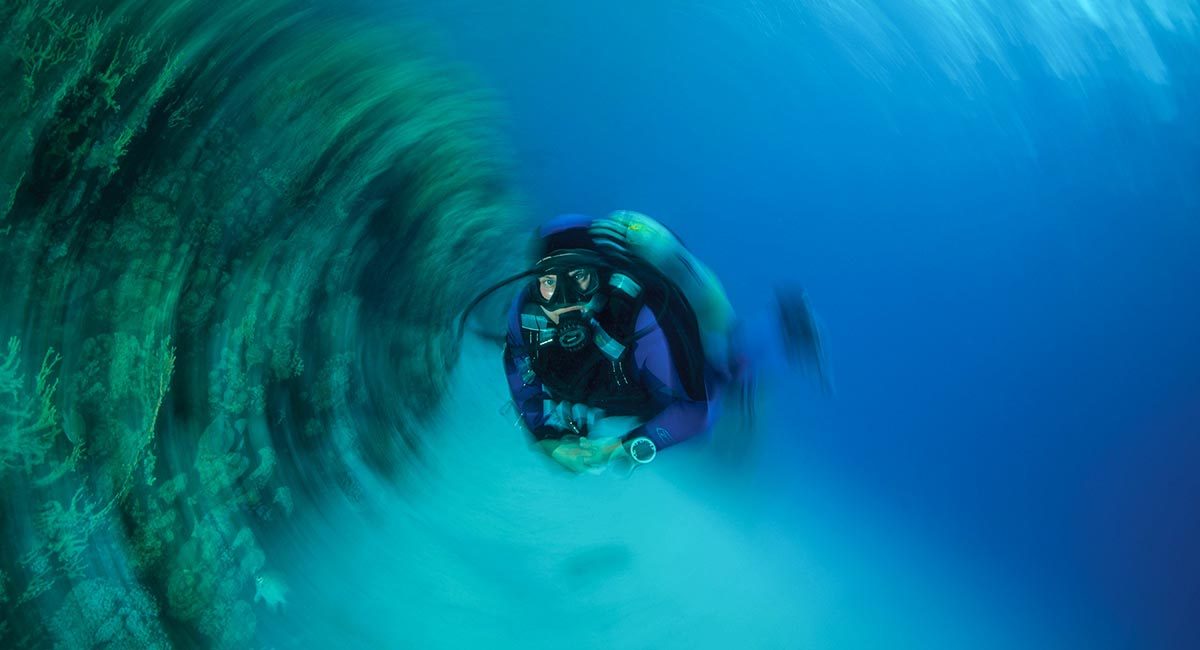 a diver experiences vertigo underwater