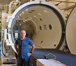 David Doolette visits hyperbaric chamber in Sweden