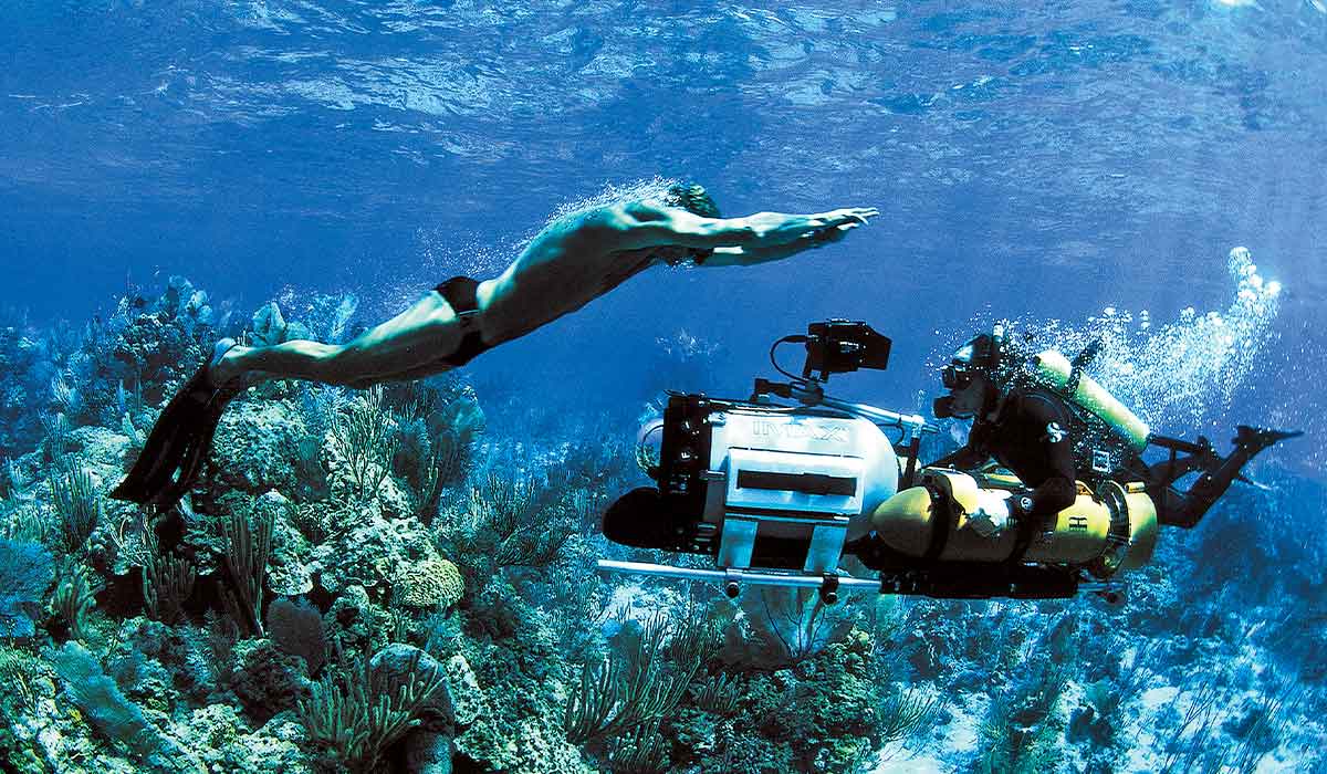 Dive photographer uses a giant camera to shoot a freediver