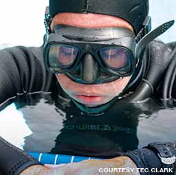 Clark respira en la superficie en el Campeonato Nacional de Buceo en Apnea de los Estados Unidos (U.S. National Freediving Championship) en San Diego.