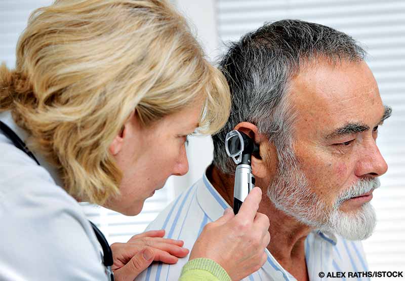 médico revisando el oído de un paciente