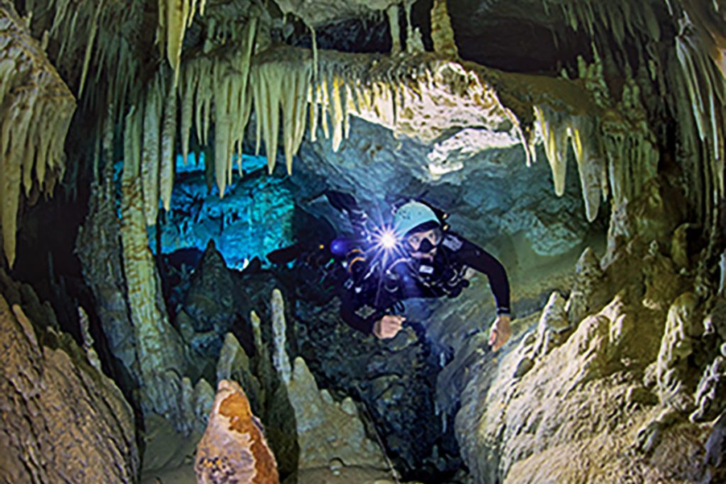 Kenny Broad y Brian Kakuk exploran la Cueva de Dan en las Bahamas