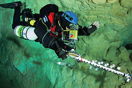 Buzzacott recoge muestras de agua en una cueva australiana