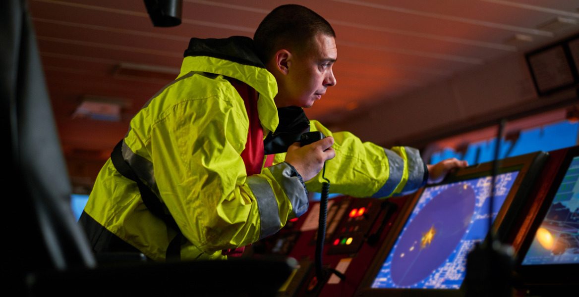 a captain makes an emergency call via vhf radio for a diver who ignored symptoms of DCS