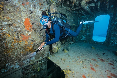 Diver uses Avelo System