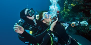 diver assisting another diver in an emergency