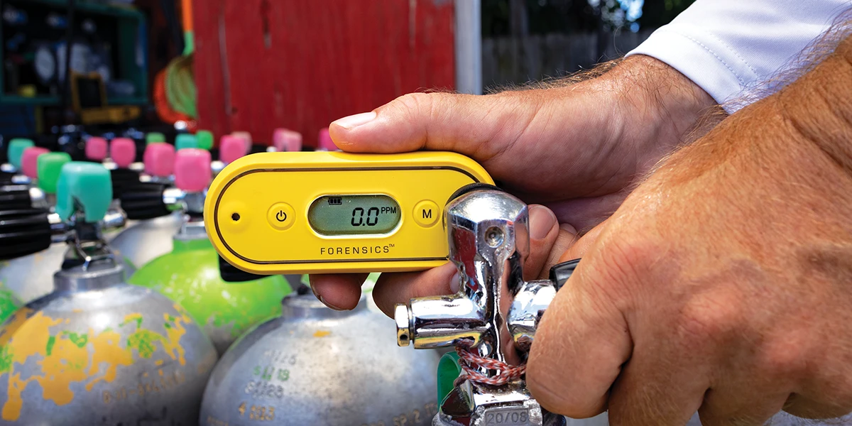 Portable carbon monoxide analyzer for testing cylinder
